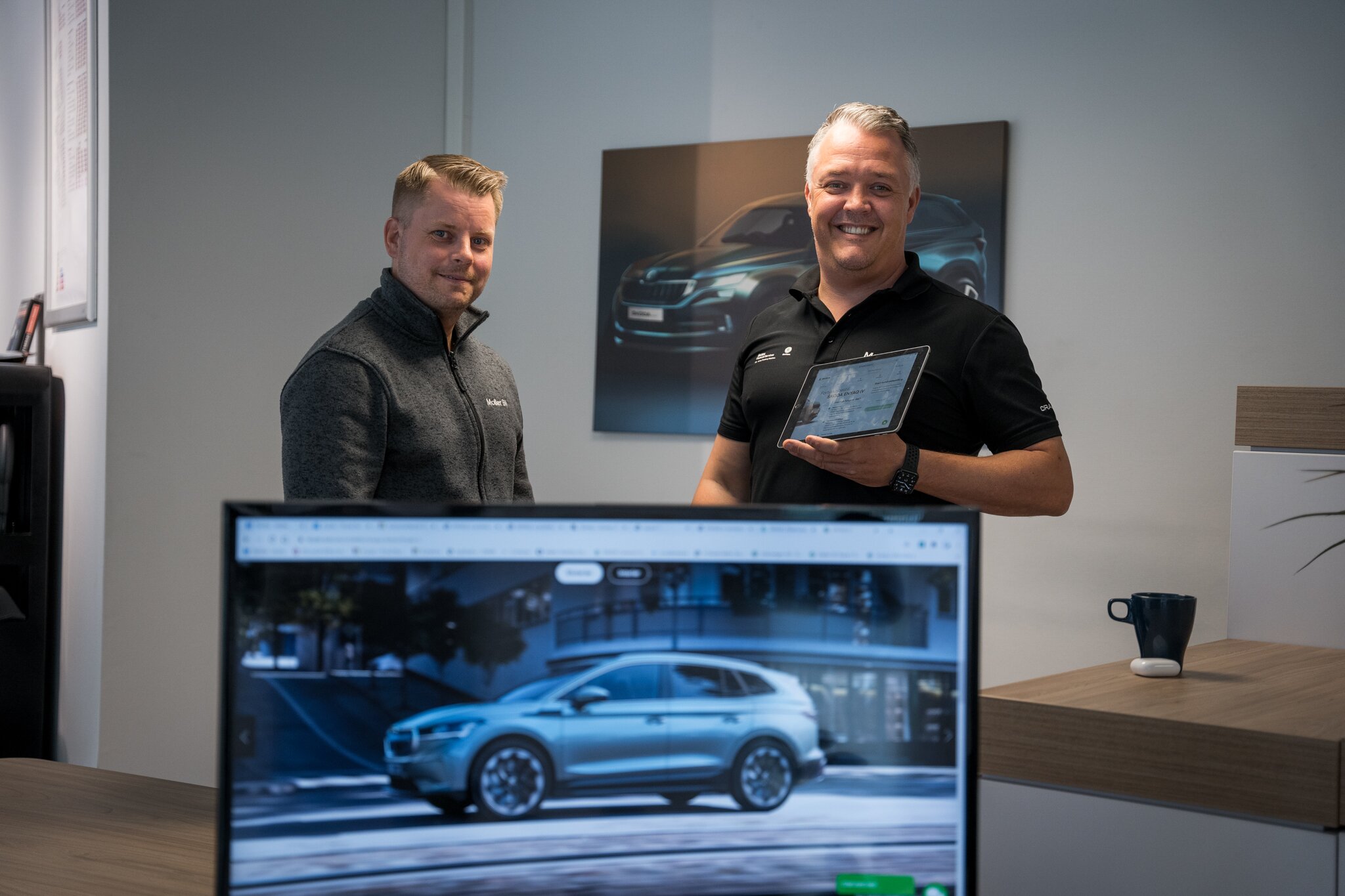 Seglerne Sturle Nybø og Trond Hansen er like begeistret som kundene over elektriske ENYAQ iV.